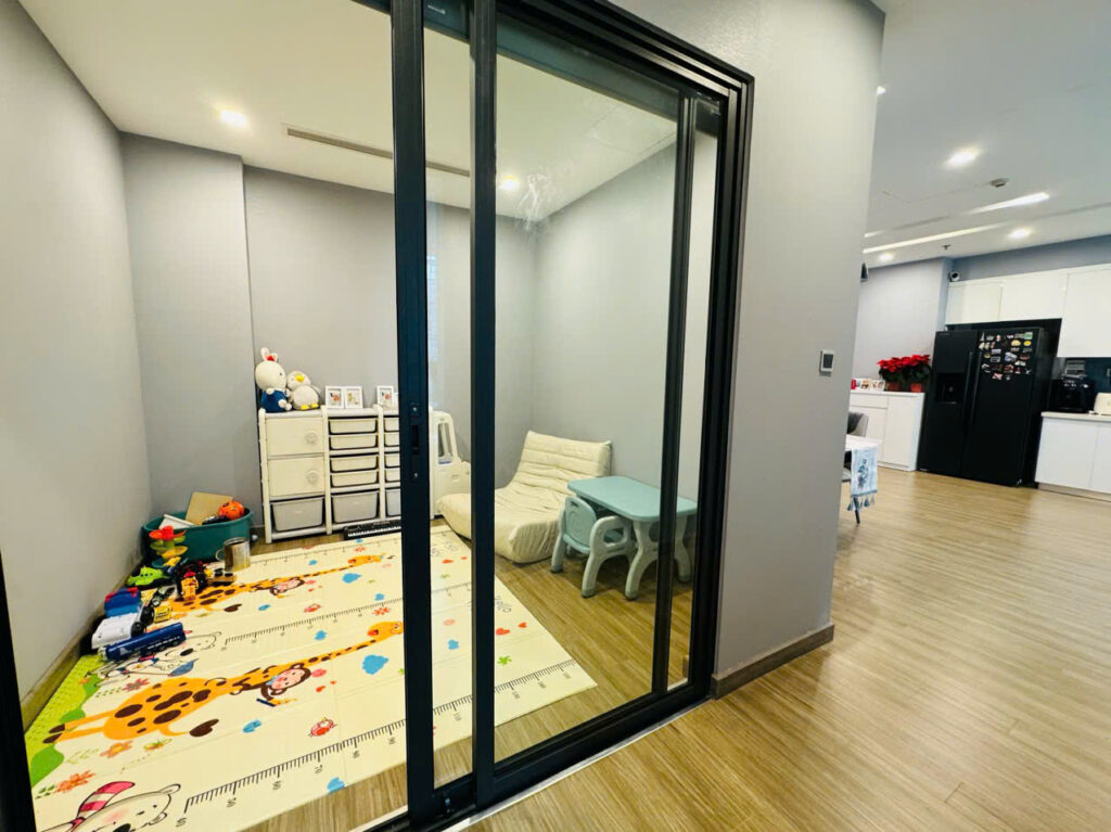 1743922469 - Bán căn hộ 3 +1 Ngủ, 115m2 tòa M1 BC Đông nam (View Nội khu)